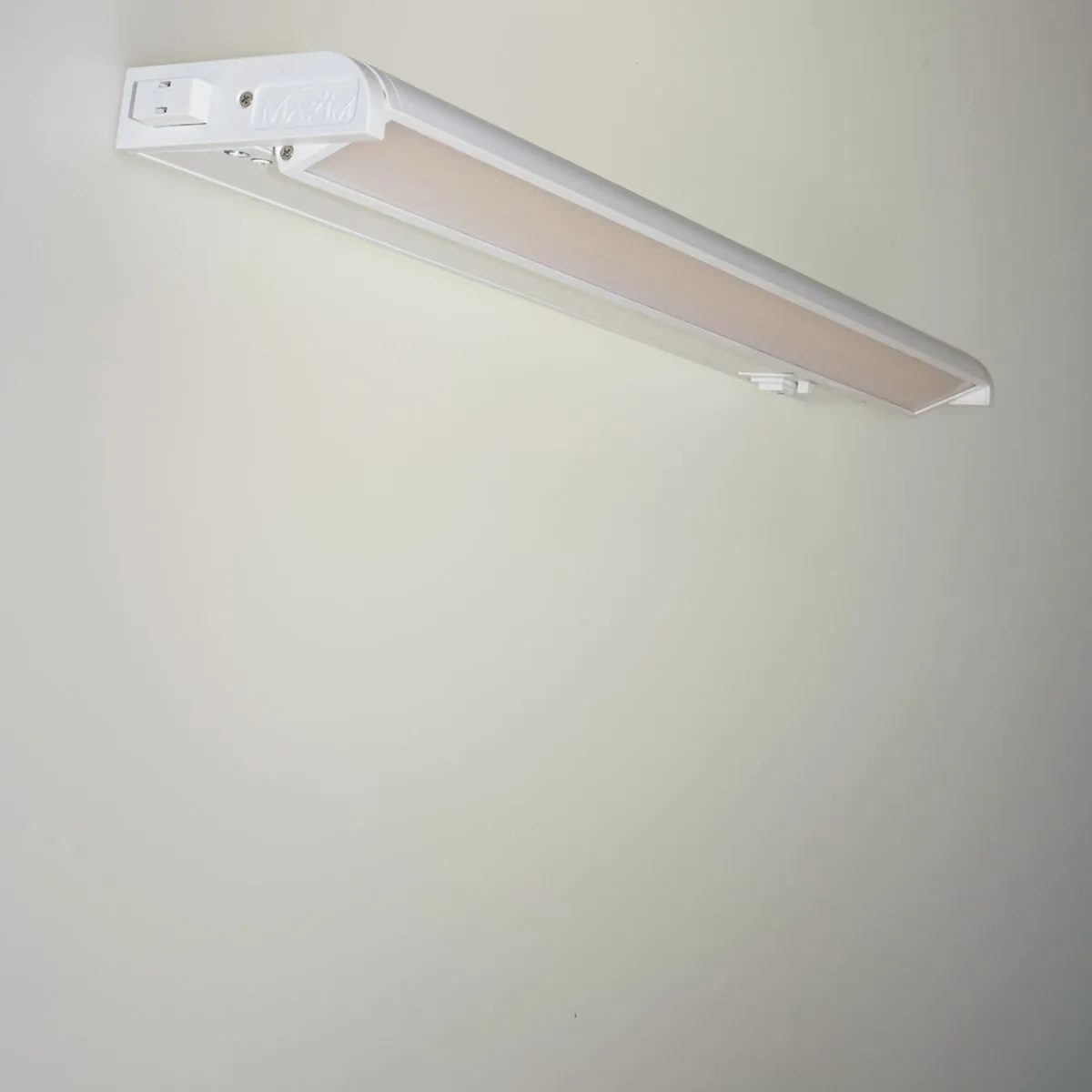 CounterMax 5K 18 Inch LED Under Cabinet Light, 2700K to 5000K, 1200 Lumens, 120V, White