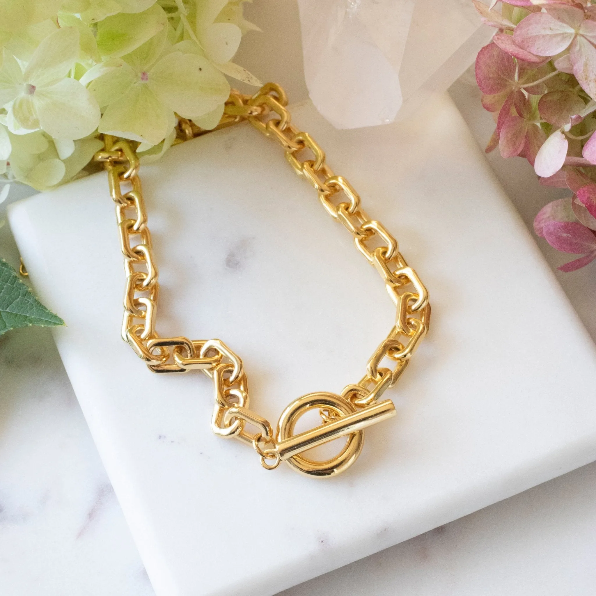 FRAICHE LUXE TOGGLE NECKLACE - GOLD